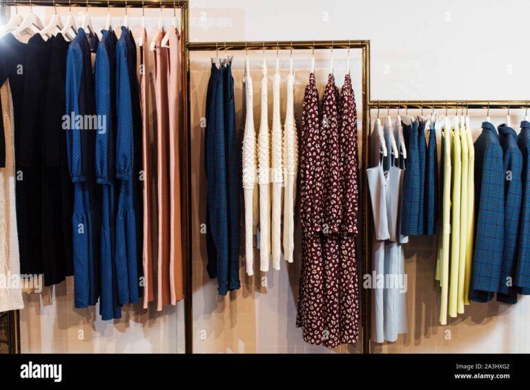 abiti eleganti su grucce in boutique