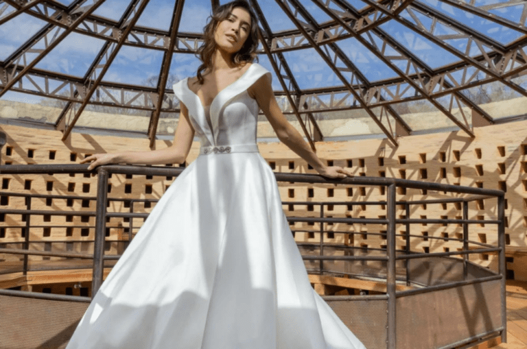 abito da sposa elegante in una boutique