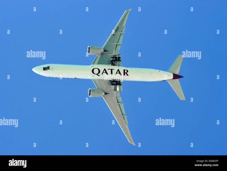 aereo qatar airways in volo nel cielo