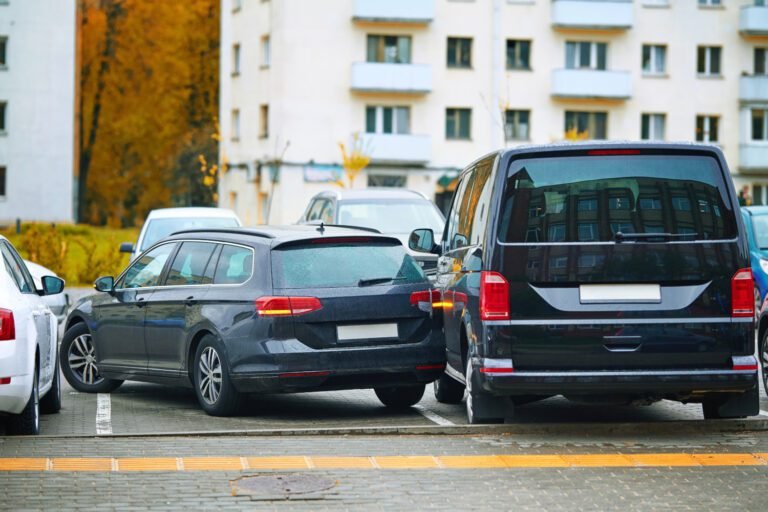 aeroporto di pisa con parcheggio affollato
