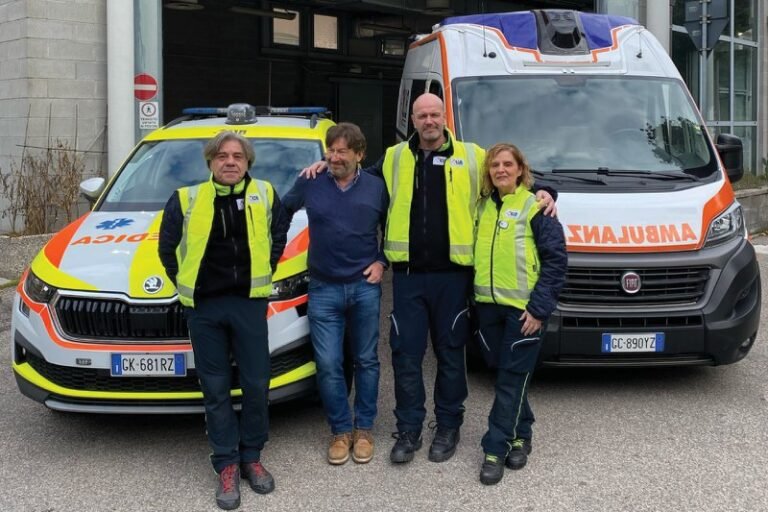 ambulanza in azione davanti allospedale