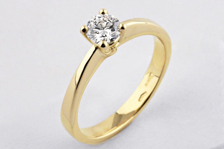 Che cos'è l'oro giallo e come si utilizza nella gioielleria 1 anello in oro giallo brillante e raffinato