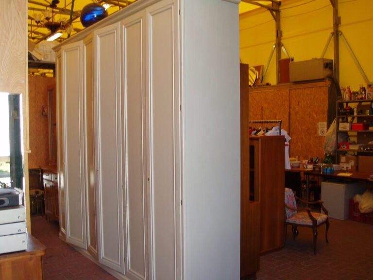 armadio vintage in legno in un mercatino