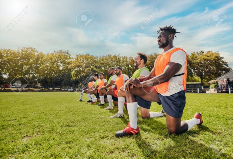 atleti in allenamento su un campo sportivo