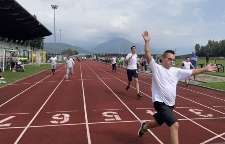atleti in azione su un campo sportivo