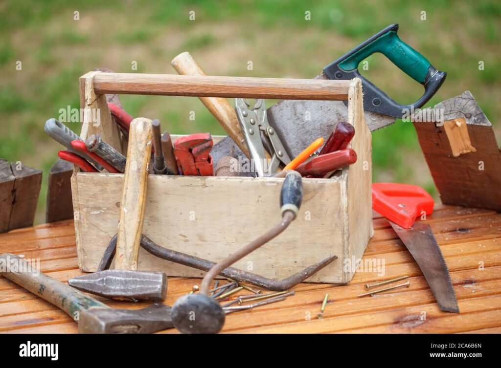 attrezzi da lavoro su un tavolo di legno