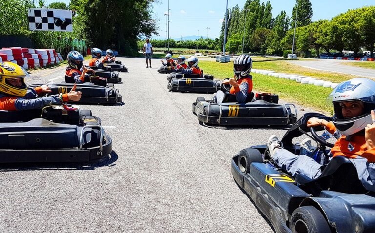 auto da corsa in pista a rimini