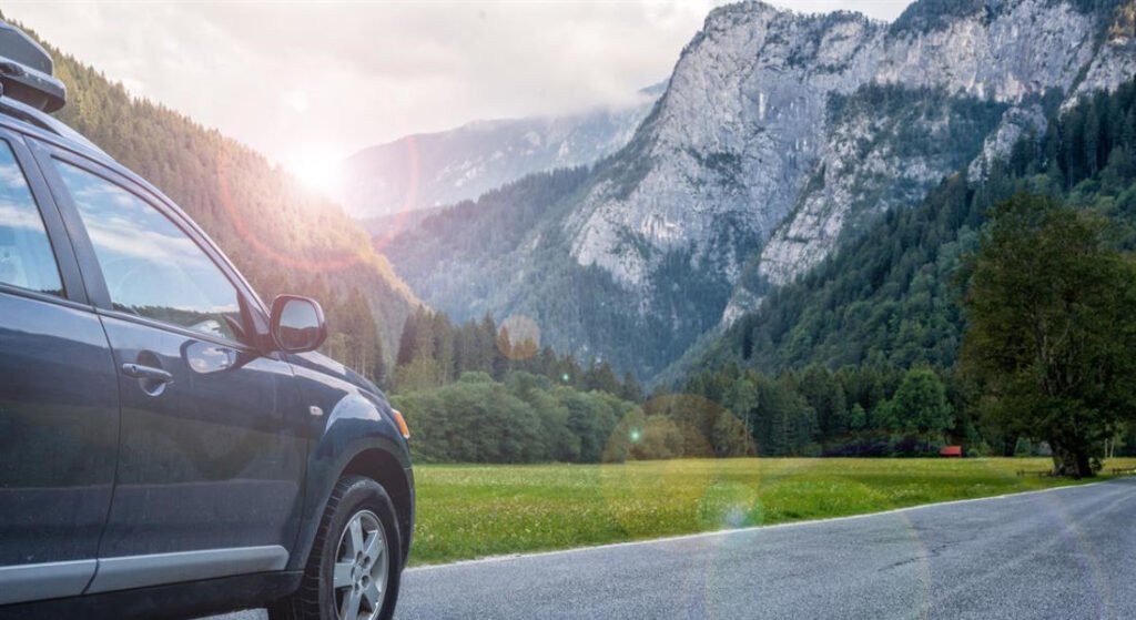 auto gpl in strada con vista su torino
