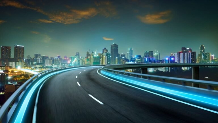 auto in movimento con skyline di milano