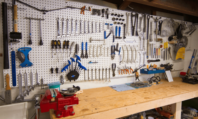 auto in un garage con attrezzi professionali