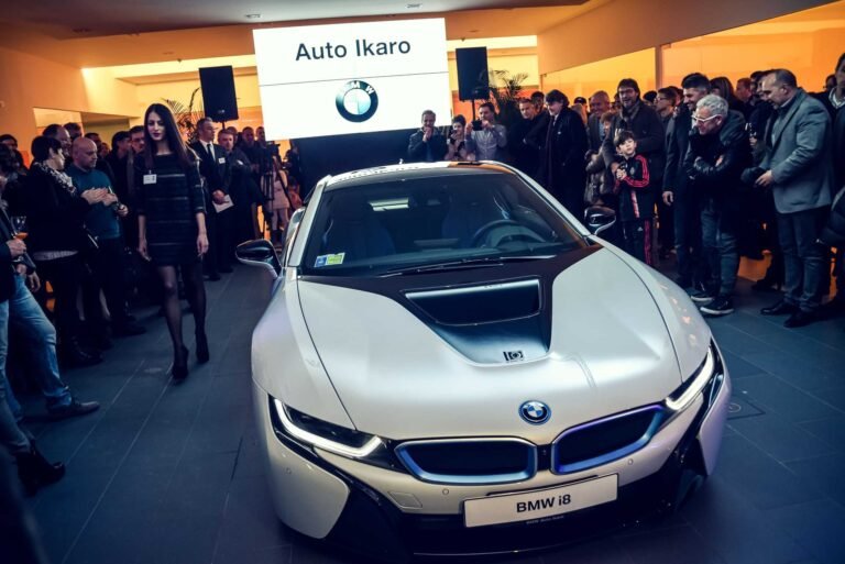 auto moderne in un concessionario luminoso