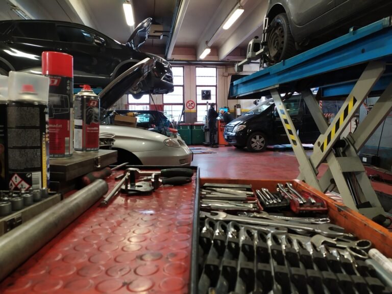 auto moderne in unofficina ben attrezzata