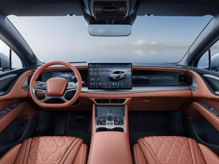 auto nuove brillanti in un salone