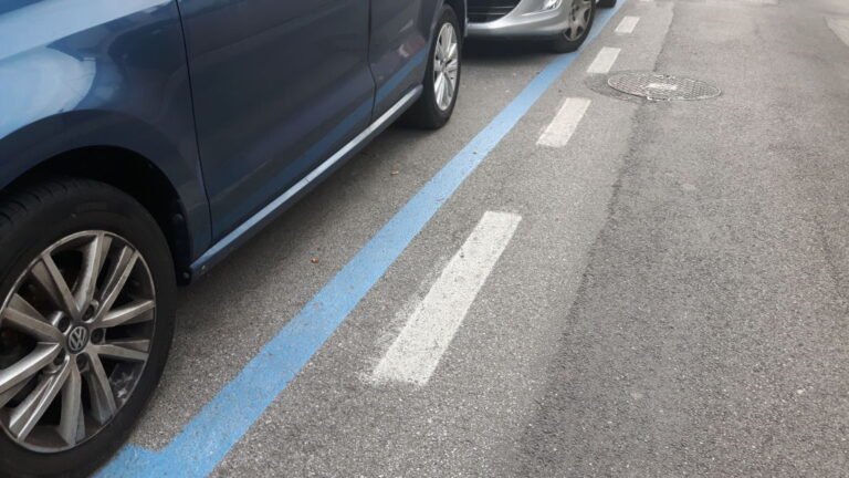 auto parcheggiate in una strada di barrafranca