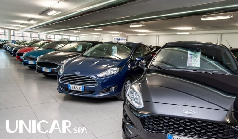 auto usate in esposizione presso un concessionario