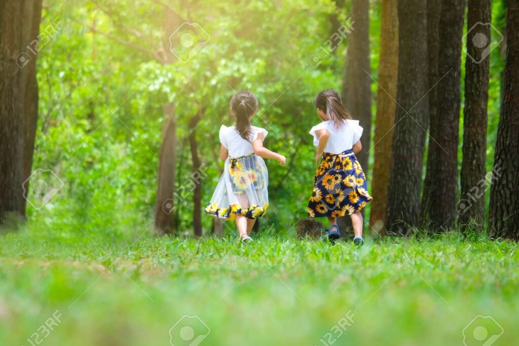 bambini che giocano in un giardino verde