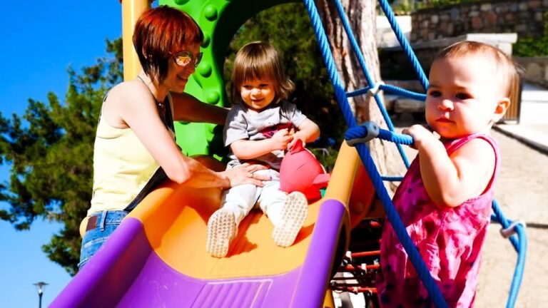bambini che giocano nel parco divertimenti