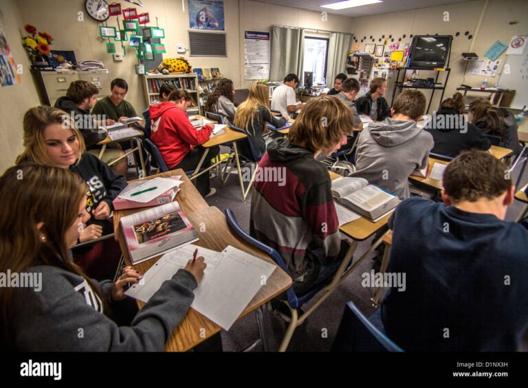 banco libri affollato con studenti che cercano
