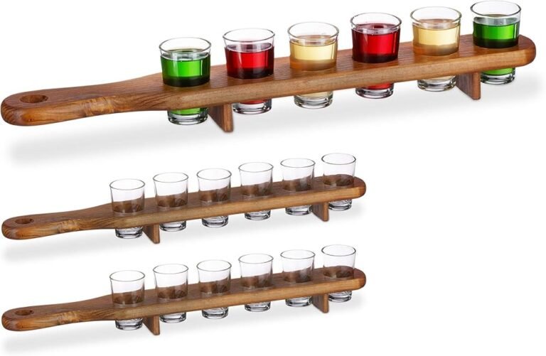 bicchieri di amaro su una tavola rustica