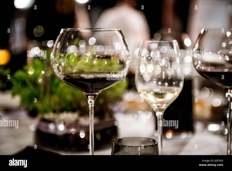 Cosa offre il Signor Vino a Torino per gli amanti del vino 18 bicchieri di vino su un tavolo elegante