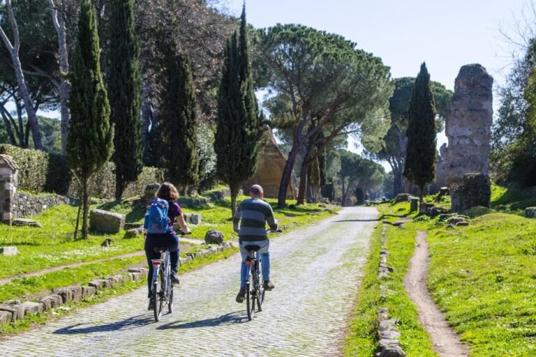 bici lungo la storica via appia antica