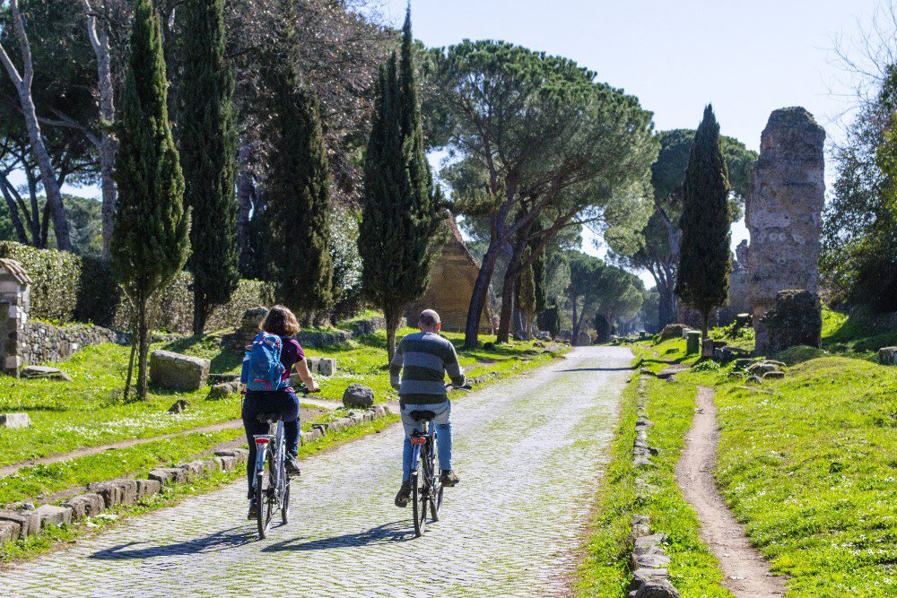 bici lungo la storica via appia antica