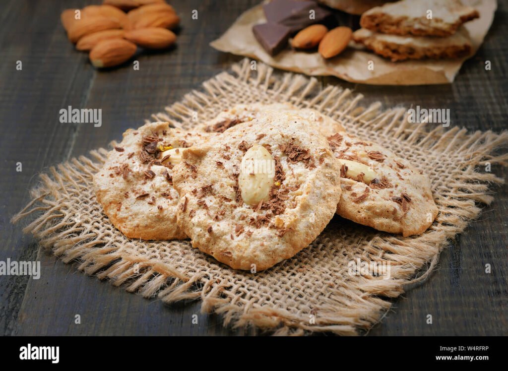 biscotti freschi su un tavolo rustico