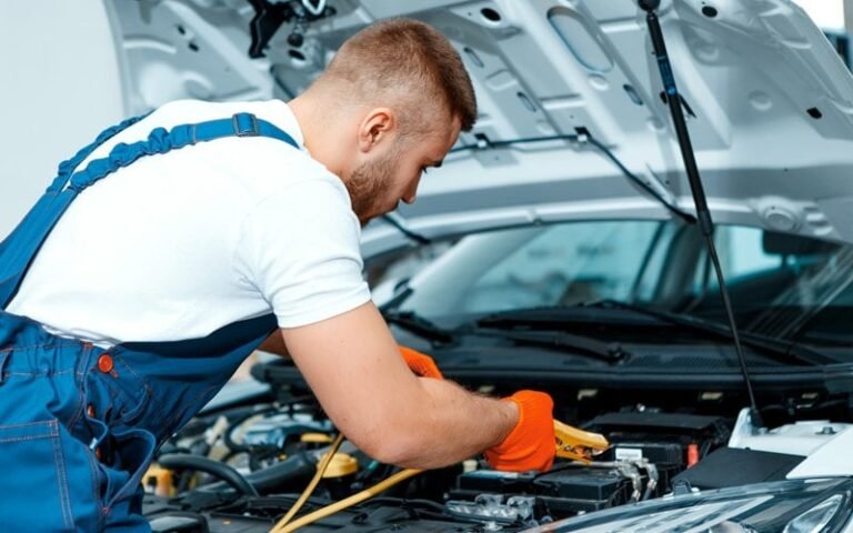 bmw in officina con meccanici esperti