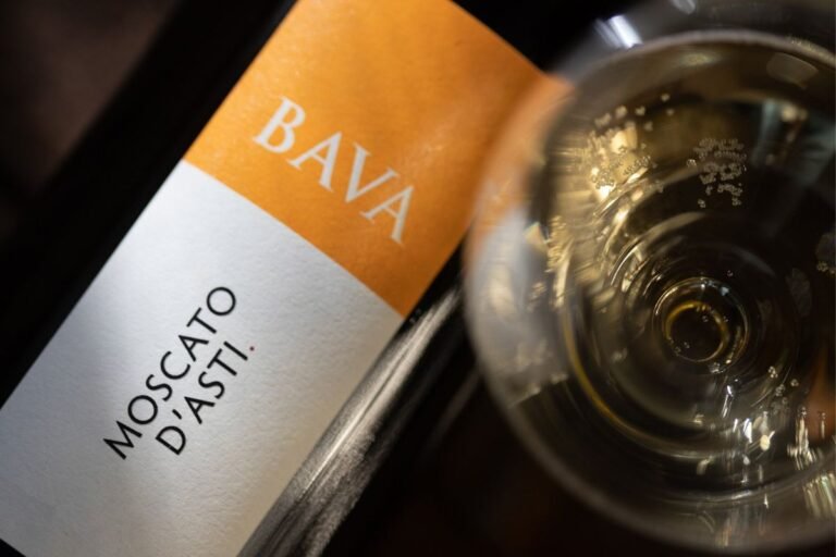 Qual è il miglior Moscato d'Asti da provare questo anno 28 bottiglia di moscato dasti in tavola