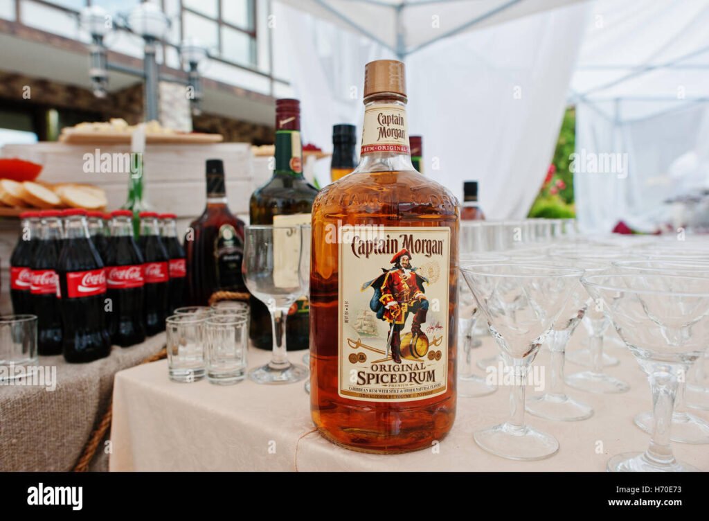 bottiglia di rum capitan morgan su tavolo