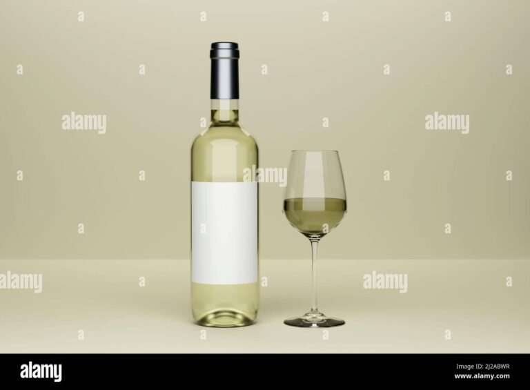 bottiglia di vino bianco con calice
