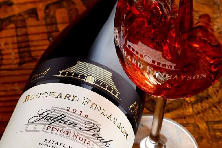 bottiglia di vino rosso con spezie