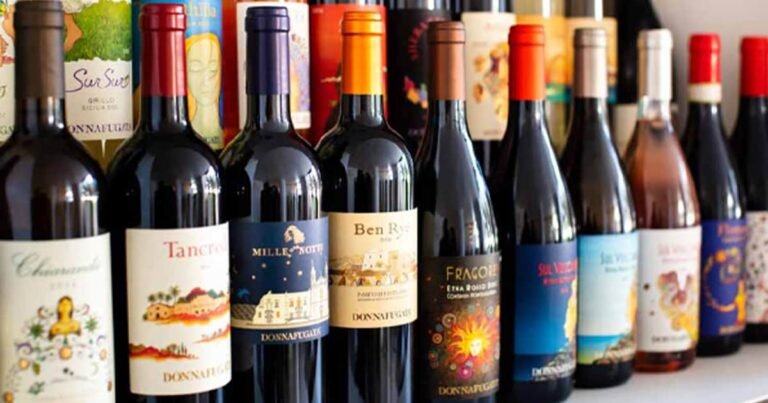 bottiglie di vino con etichette artistiche