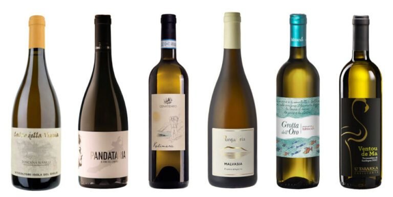 bottiglie di vino con paesaggi italiani