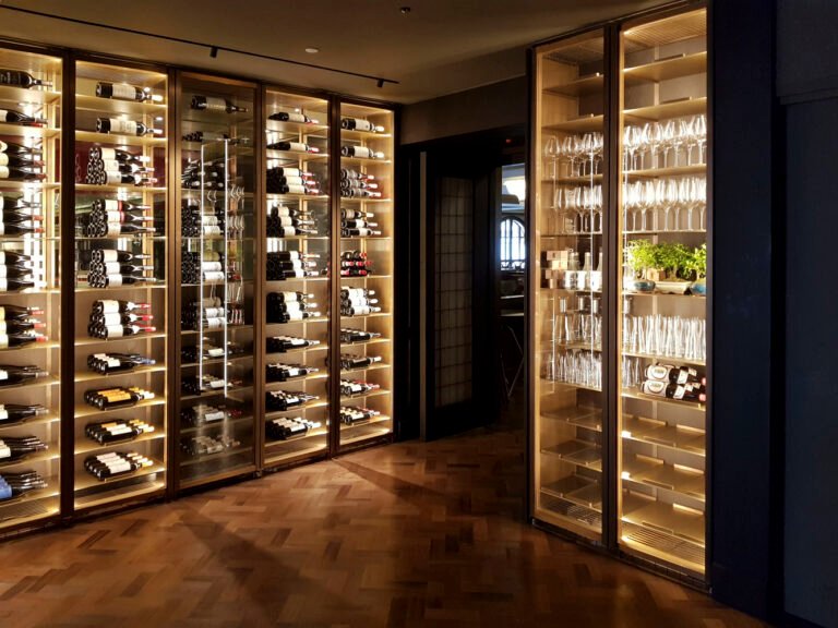 bottiglie di vino in una cantina elegante 1