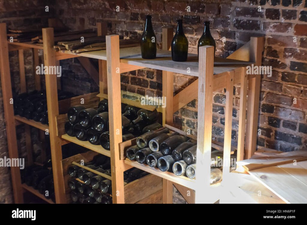 bottiglie di vino in una cantina rustica