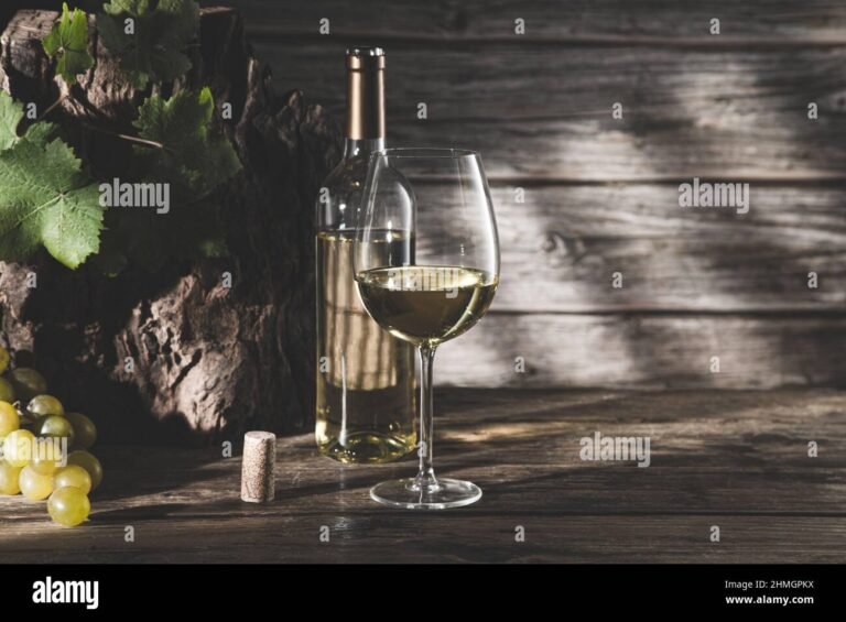 Quali Sono I Migliori Libri Sul Vino Da Leggere Per Gli Appassionati 10 bottiglie di vino su uno sfondo elegante