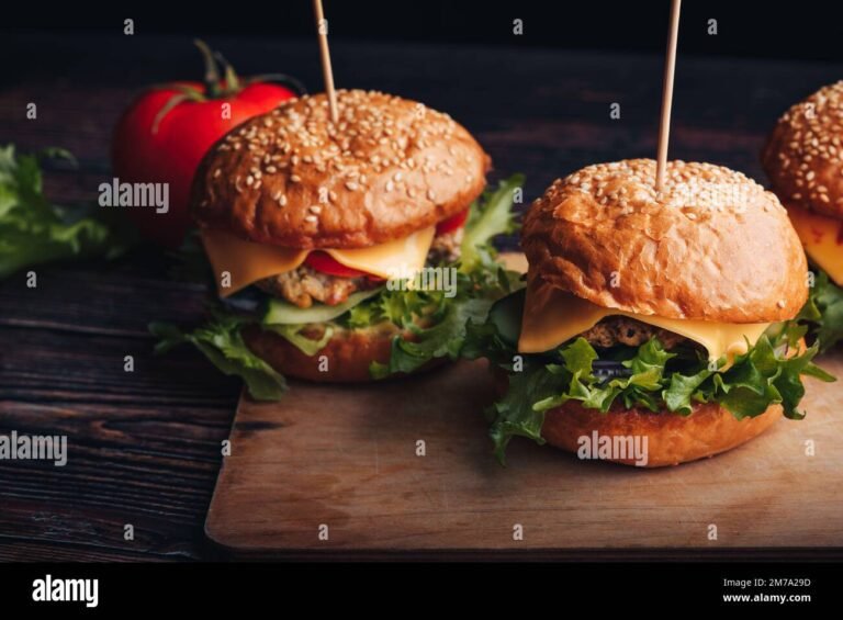 burger succulenti su un tavolo rustico