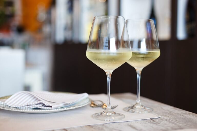 Perché il vino molto chiaro è considerato una scelta raffinata 16 calici di vino bianco in un ristorante elegante