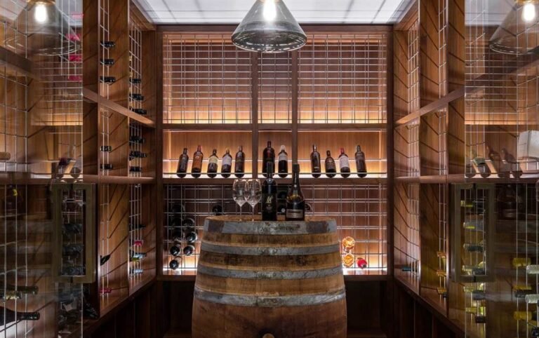 cantina ben illuminata con vini in esposizione