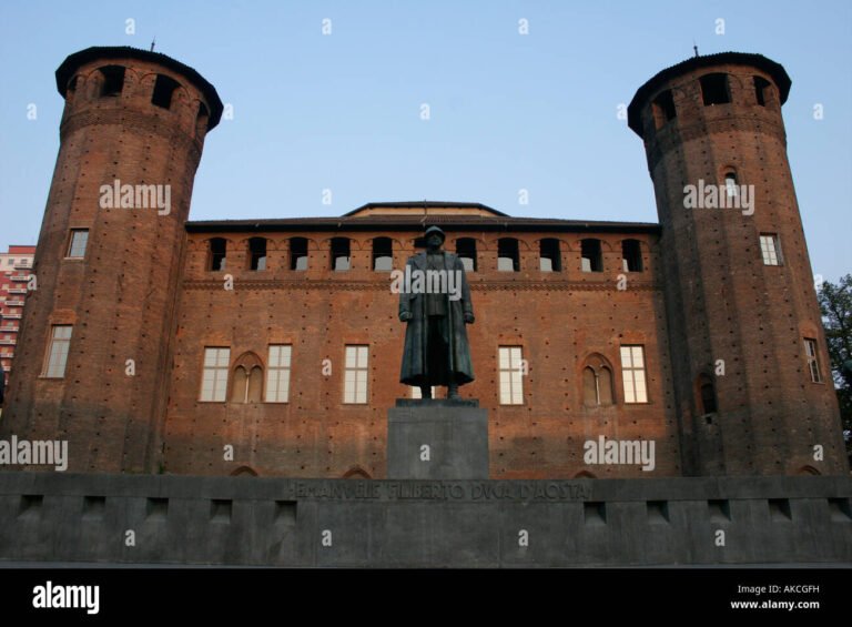 Cosa sapere sui Principi di Savoia a Milano e la loro storia 27 castello sforzesco con bandiera sabauda