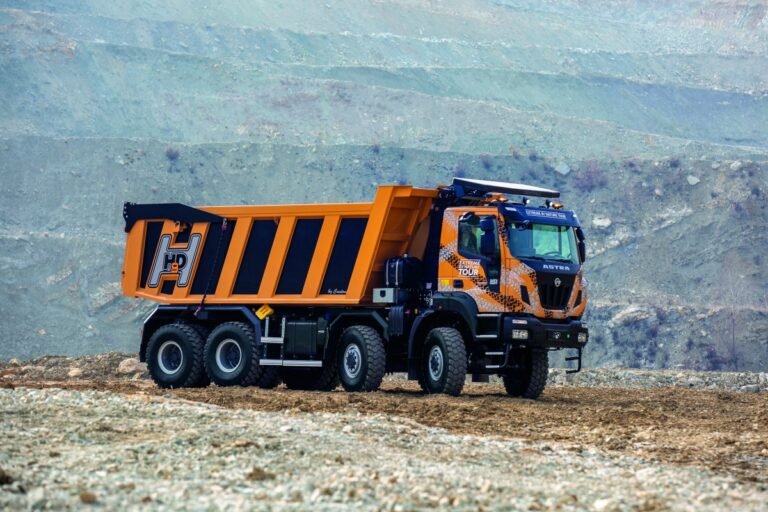 cava con mezzi pesanti in movimento continuo