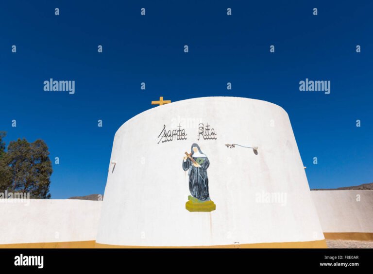 chiesa di santa rita con cielo blu