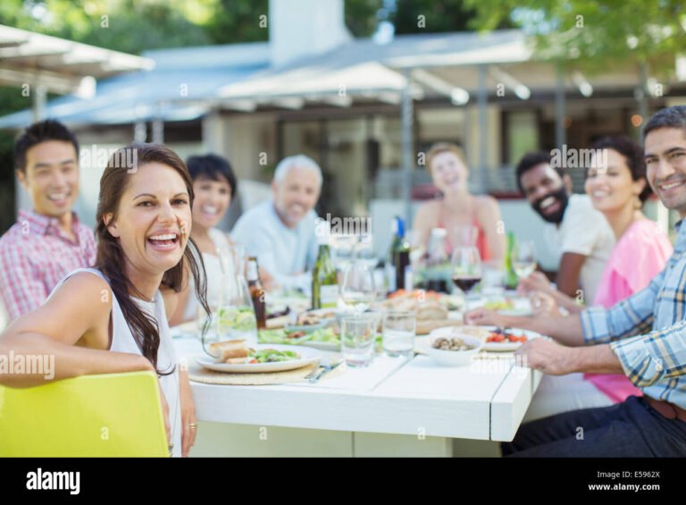 Mangio quindi sono: Qual è il significato di questa famosa frase 14 cibo in tavola con amici sorridenti