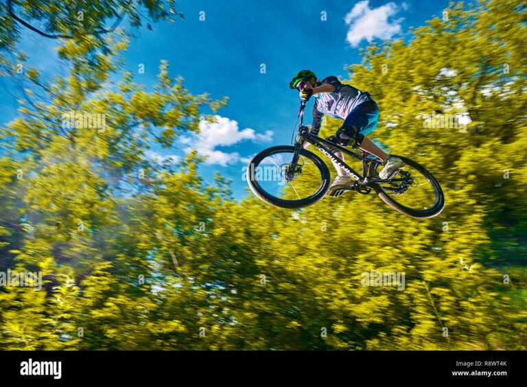 ciclista su una bici sportiva in azione