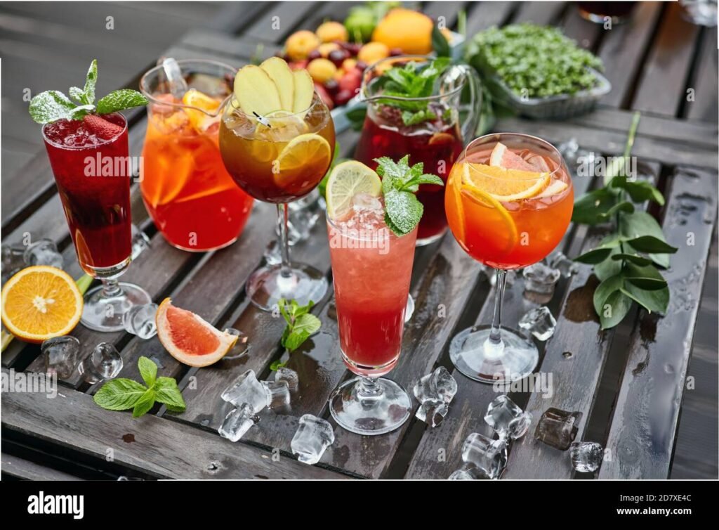 cocktail colorati su un tavolo elegante