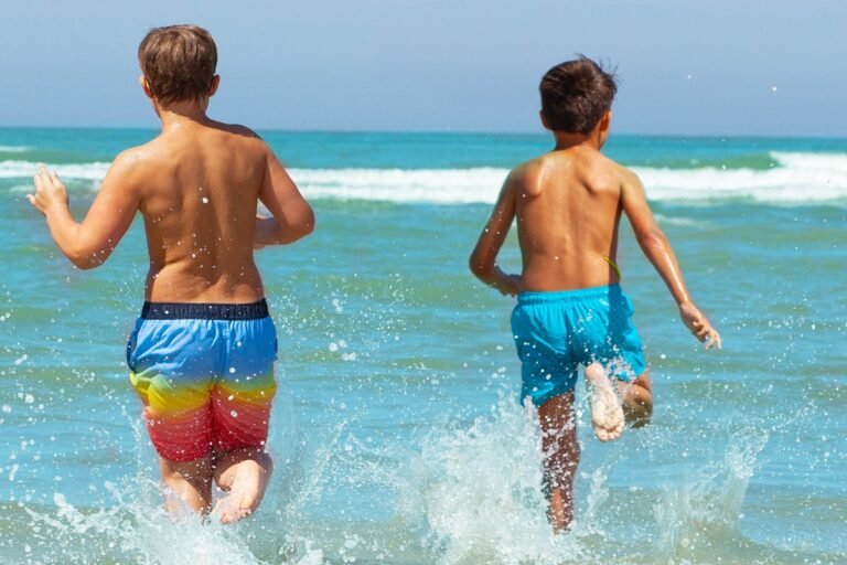costumi da bagno colorati su spiaggia