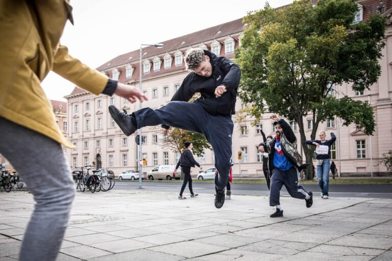 danza collettiva in un vibrante parco milanese