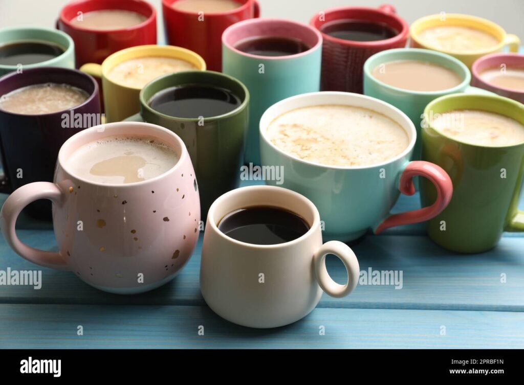 diverse tazze di caffe su un tavolo