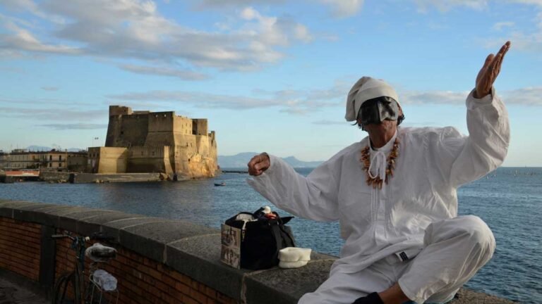 due personaggi in costume napoletano